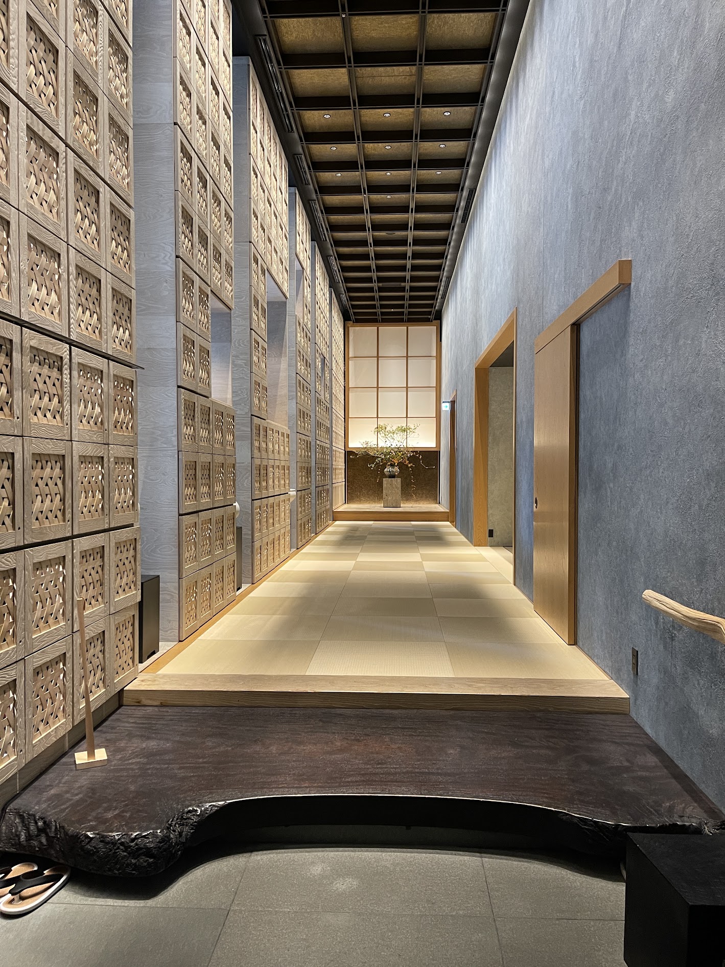 HOSHINOYA Tokyo Ochanoma floor lounge with kumiko-lattice walls and tatami corridor